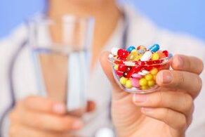 Medikuak prostatitisaren tratamendurako antibiotikoak agintzen ditu