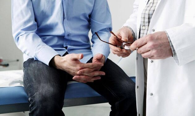 Prostatitisaren sintomak dituen medikuaren gizon bat